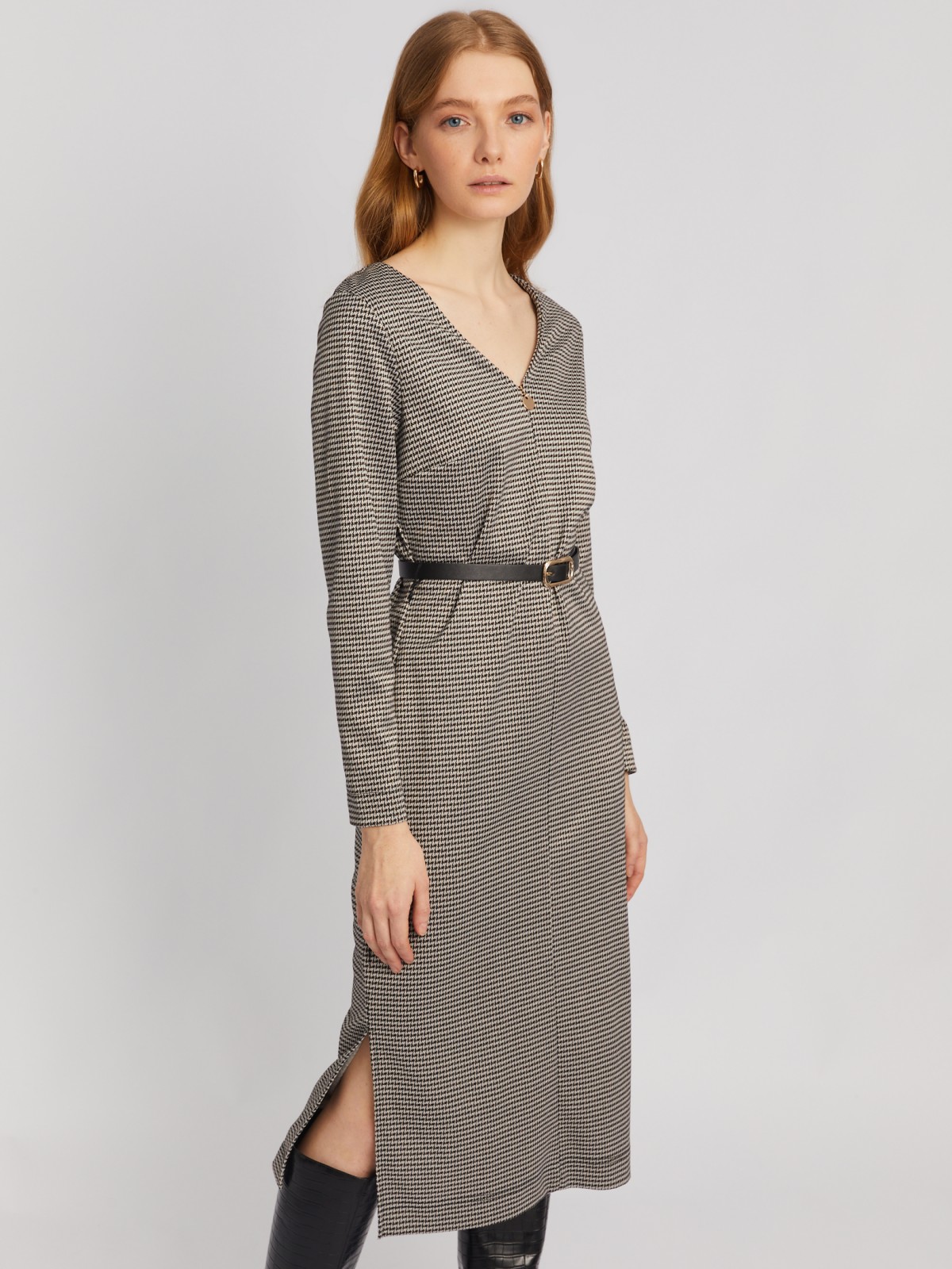Трикотажное платье миди в клетку на молнии с ремнём