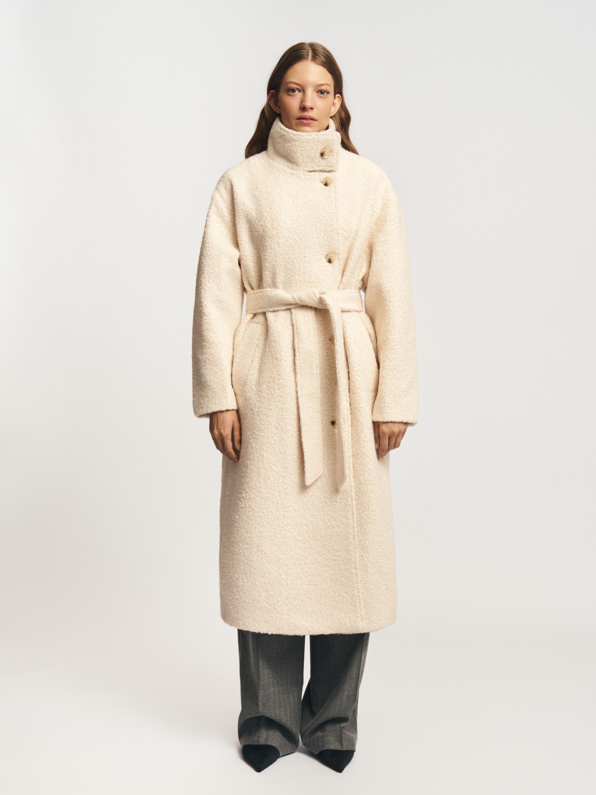 Тёплое пальто букле с горлом и поясом