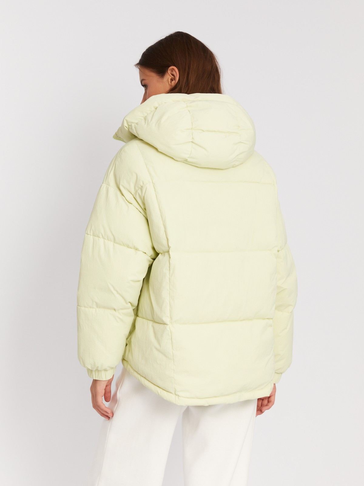 Короткая тёплая дутая куртка оверсайз силуэта с капюшоном zolla 023345102014, цвет лайм, размер XS - фото 6