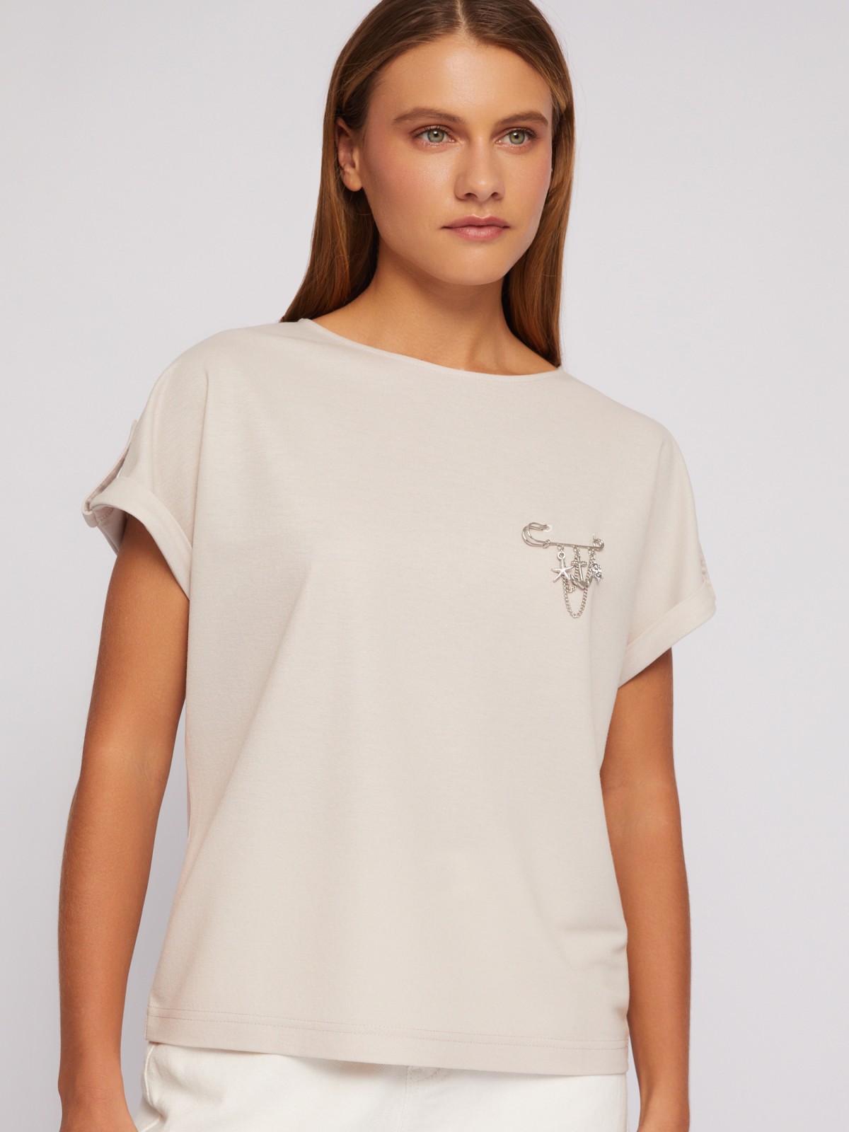 Блузка-футболка с коротким рукавом и брошью zolla 024213259063, цвет молоко, размер XS