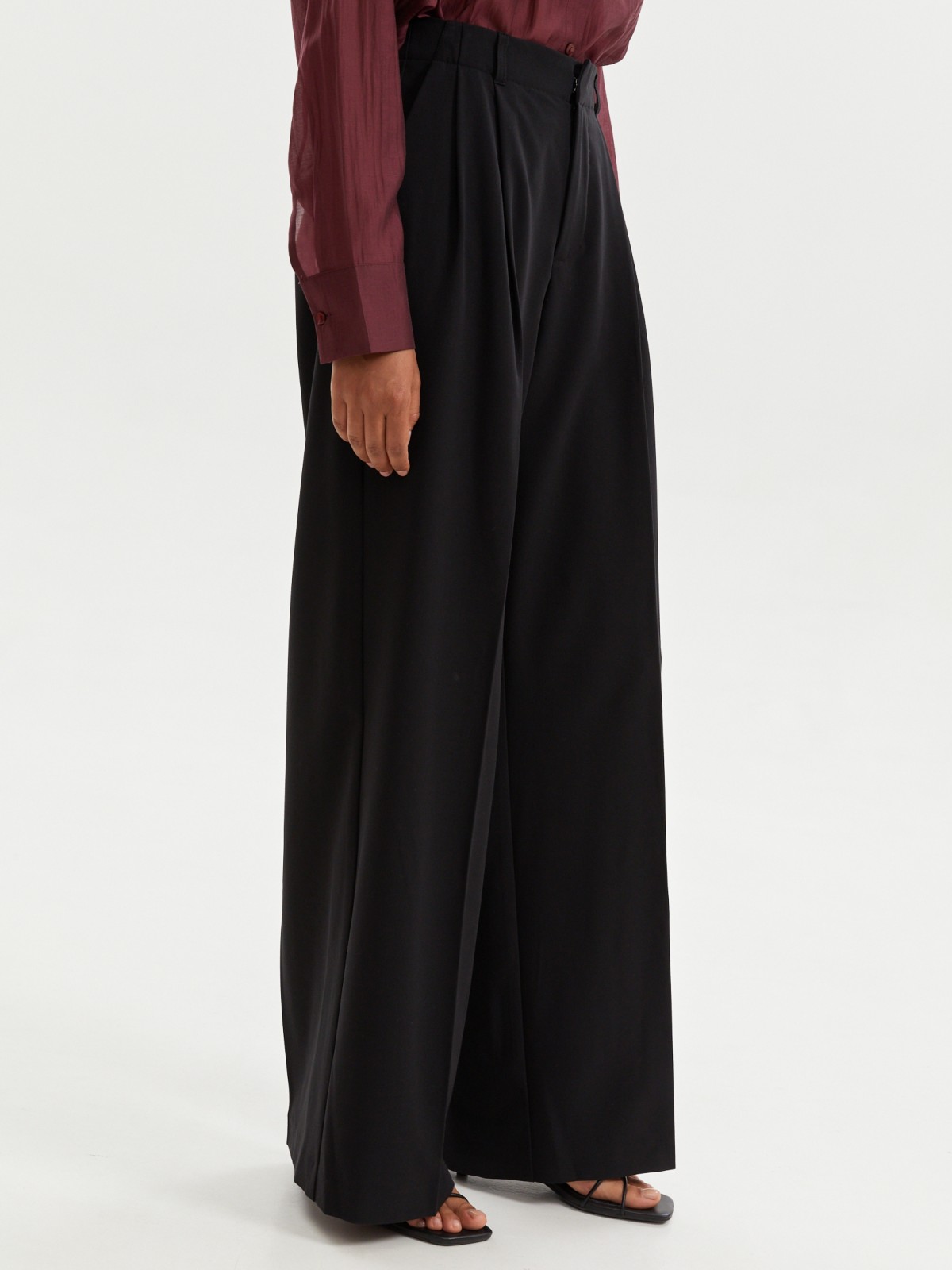 Широкие брюки на резинке со стрелками