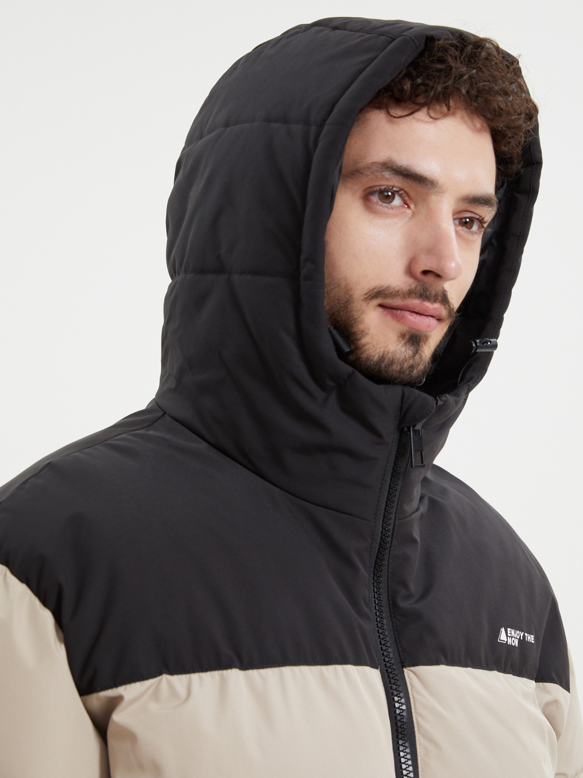 Тёплая куртка на молнии с капюшоном