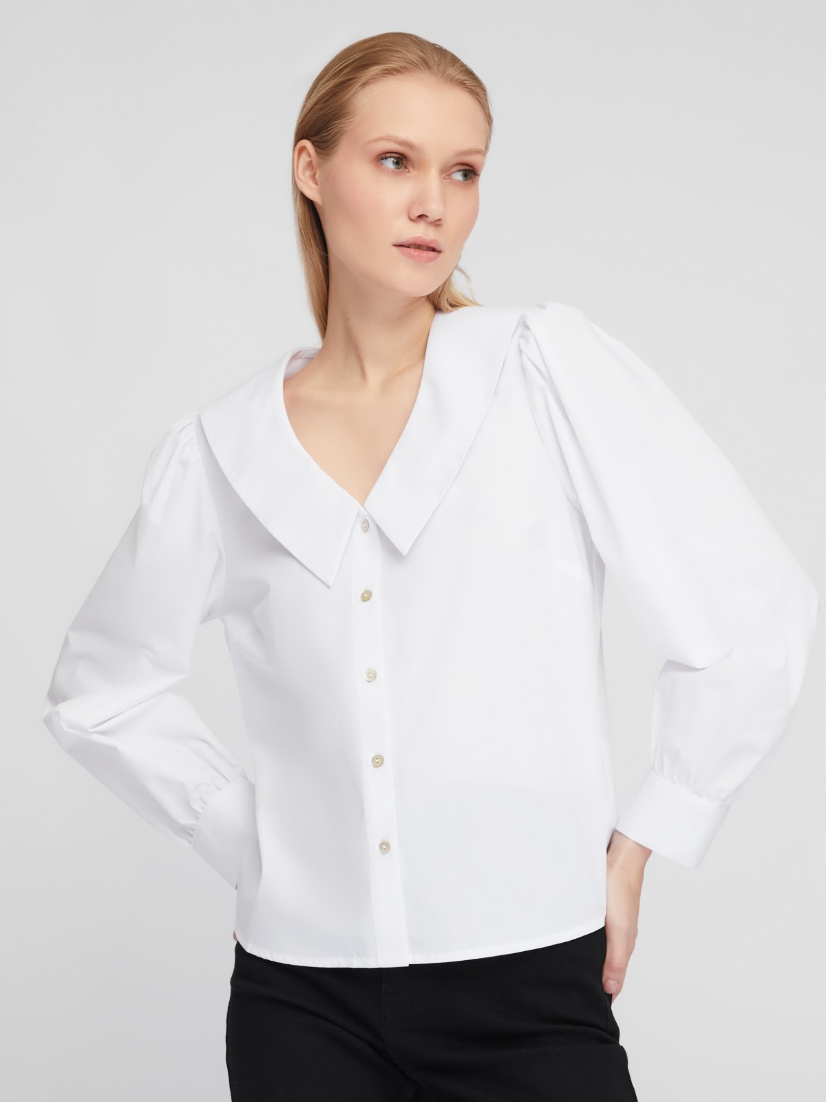 Блузка-рубашка с акцентным воротником и объёмными рукавами