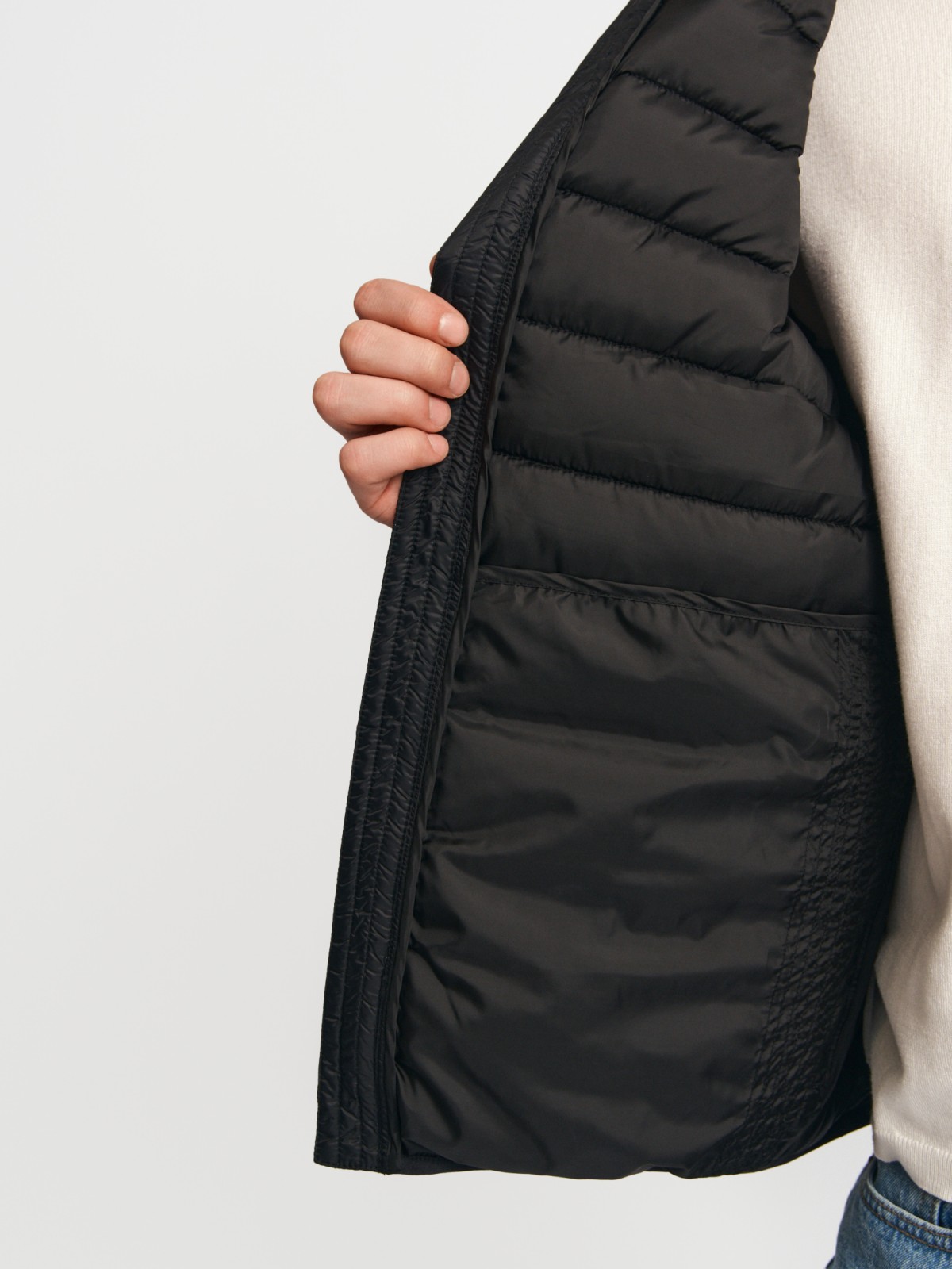 Лёгкая утеплённая куртка на молнии с воротником-стойкой