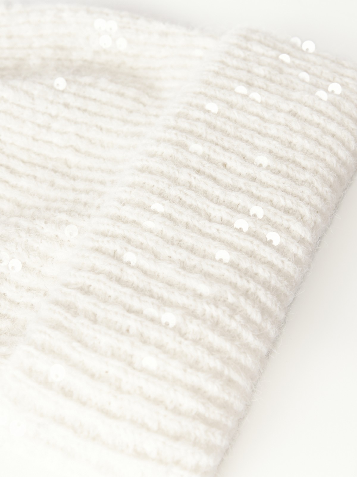 Вязаная шапка-бини с пайетками