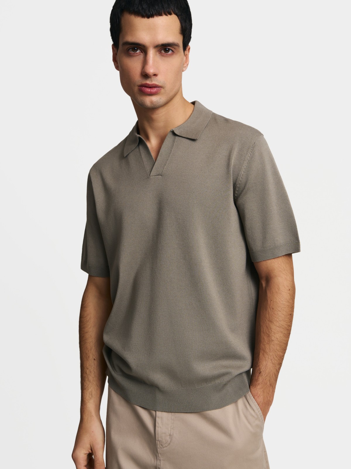 Тонкий трикотажный джемпер с воротником поло