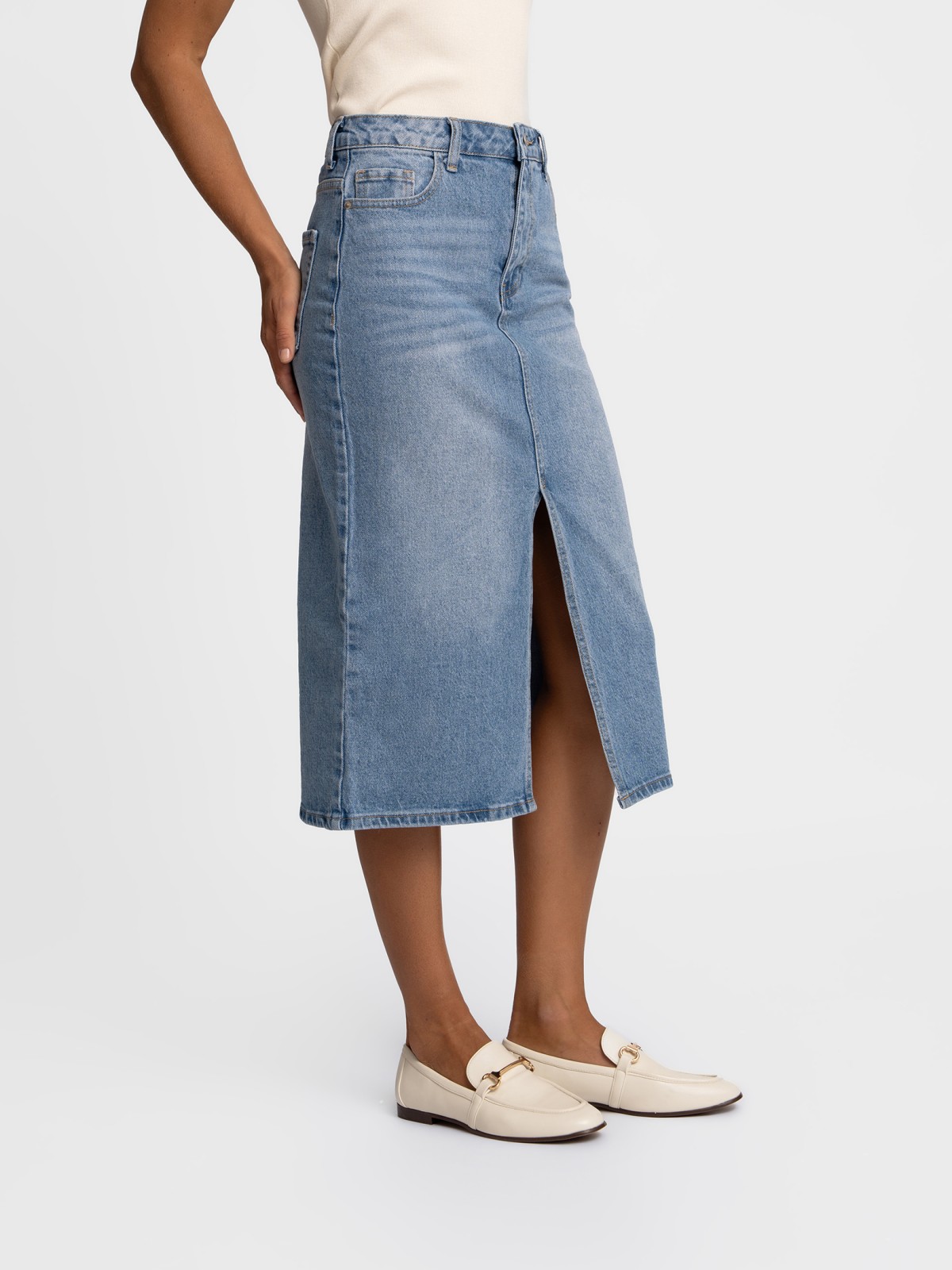 Прямая джинсовая юбка миди с разрезом