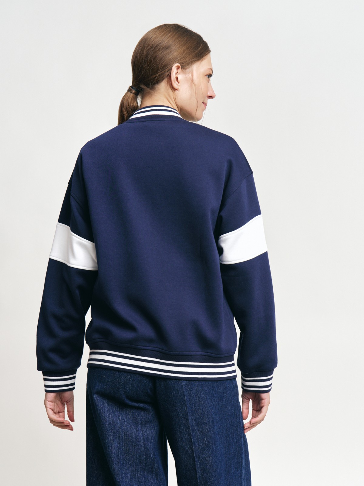 Утеплённая толстовка-бомбер в колледж-стиле