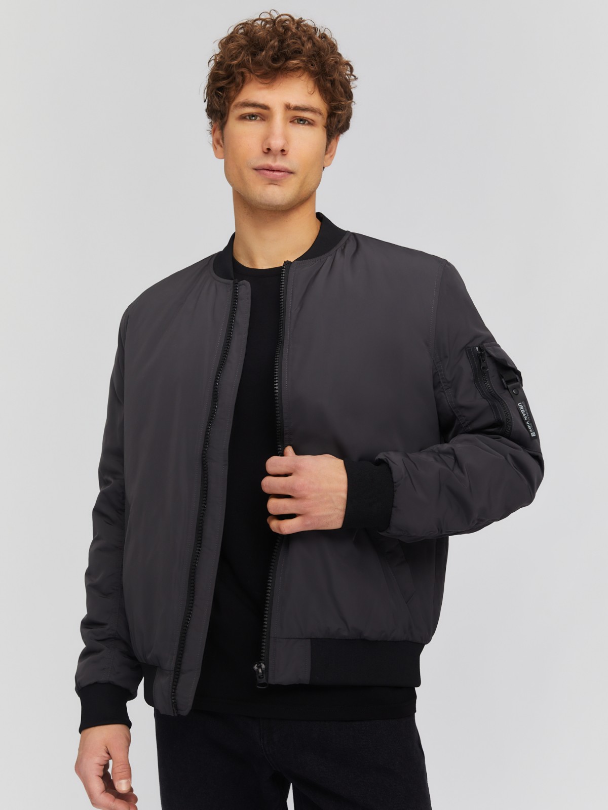 Утеплённая куртка-бомбер с воротником-стойкой zolla серого цвета