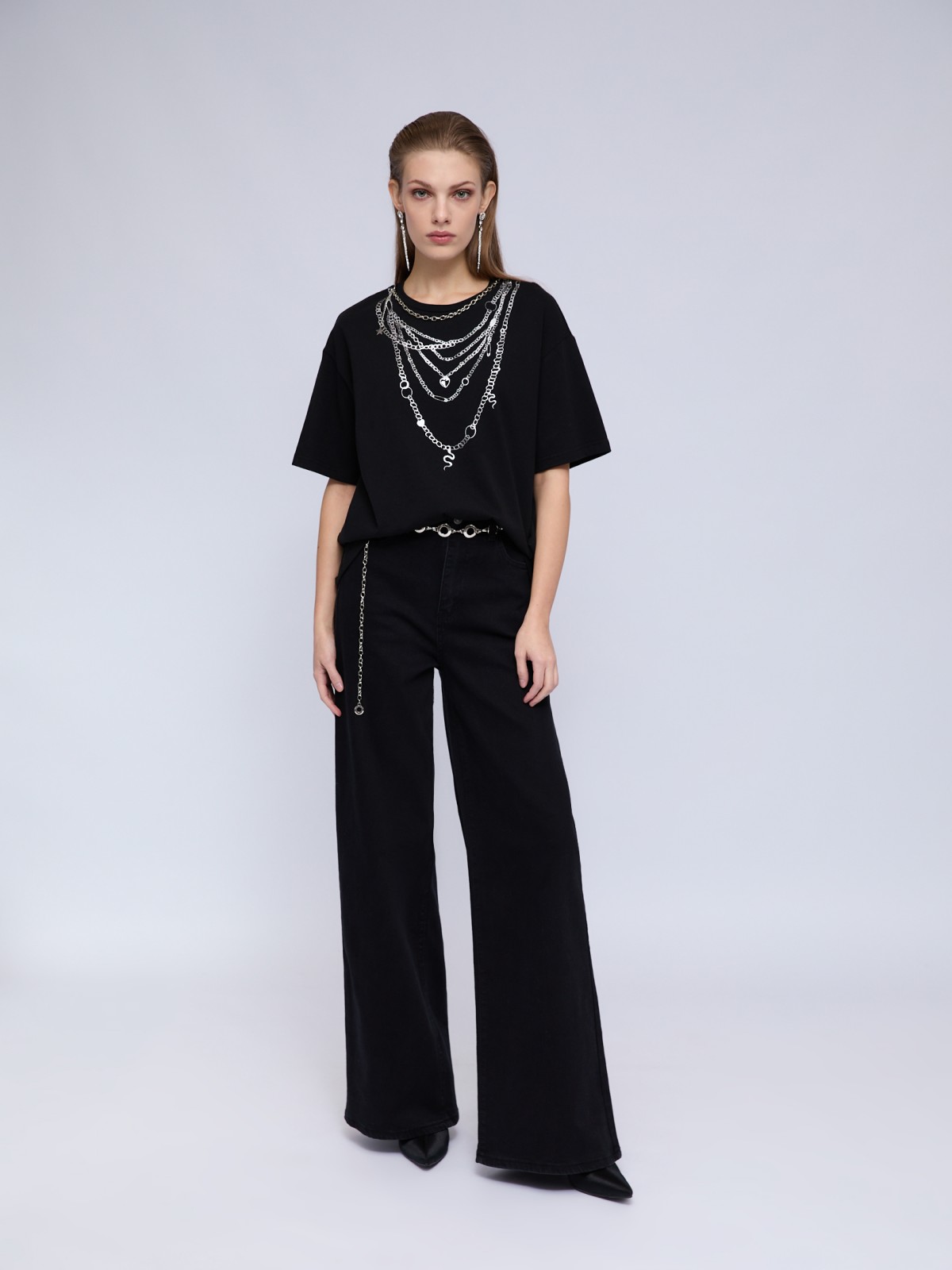 Футболка из хлопка с принтом и цепочкой