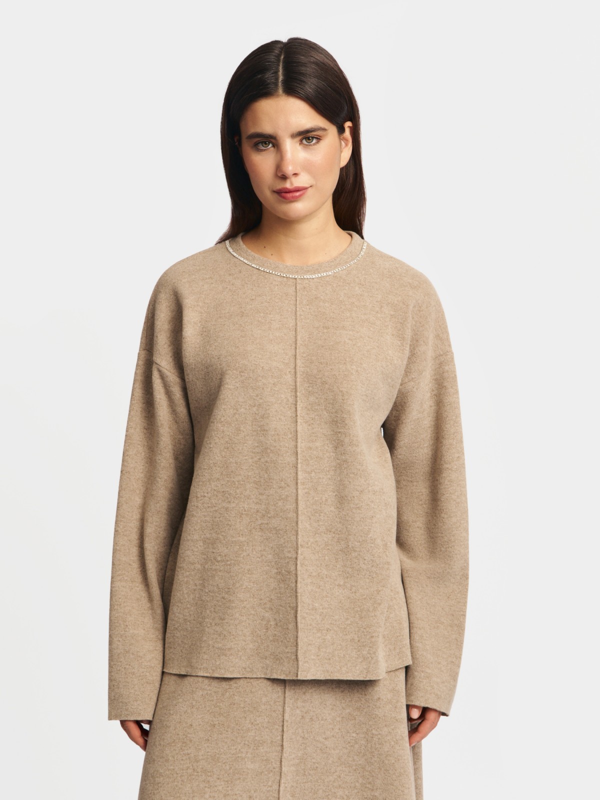 Трикотажный джемпер с декором у выреза