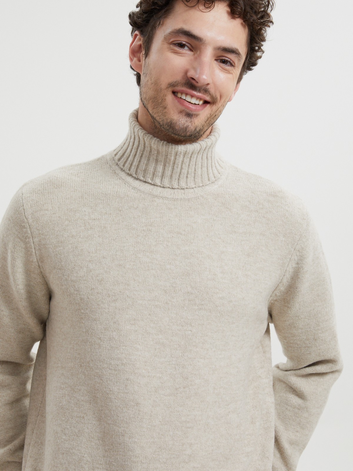 Вязаный свитер с горлом и длинным рукавом