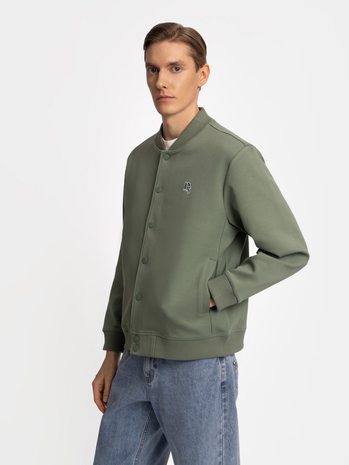 Трикотажный бомбер на кнопках