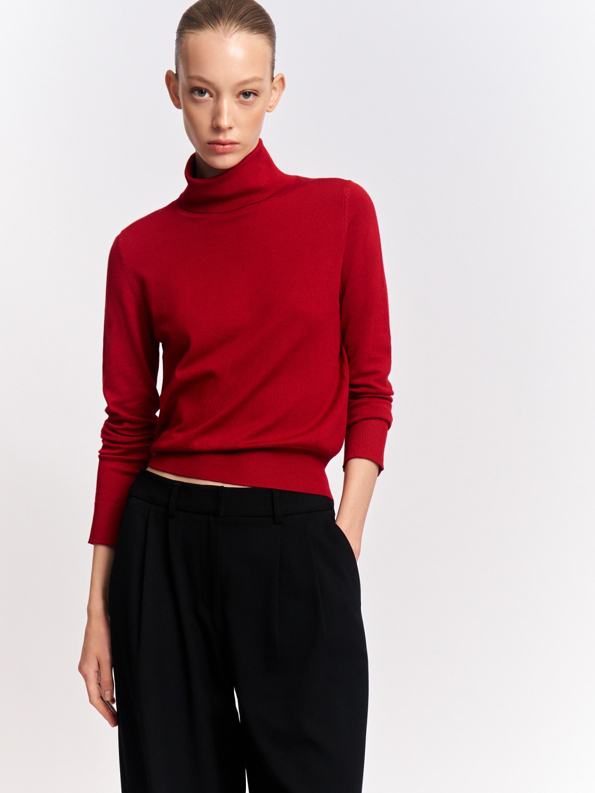 Тонкий свитер-водолазка с горлом