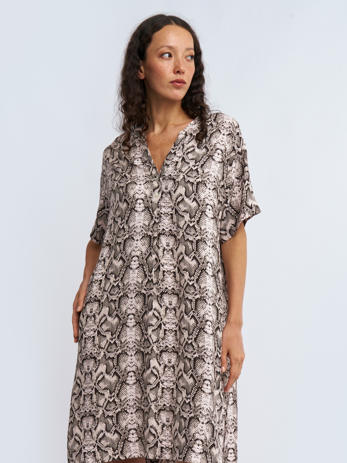 Платье-туника из вискозы с коротким рукавом