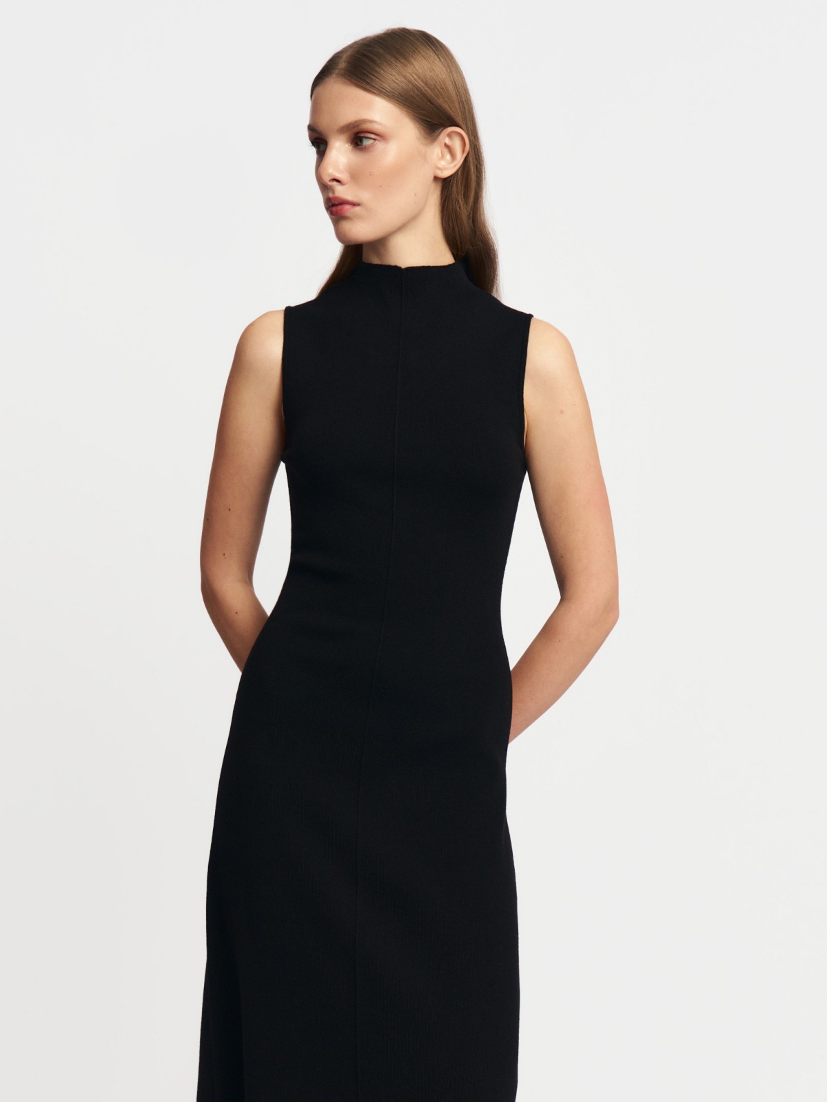 Трикотажное платье макси без рукавов