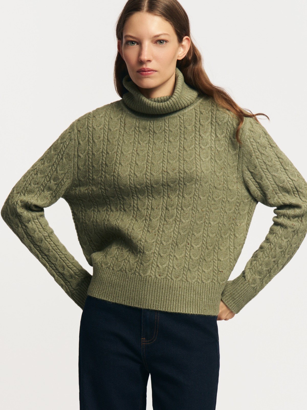 Вязаный свитер с горлом и узором косы