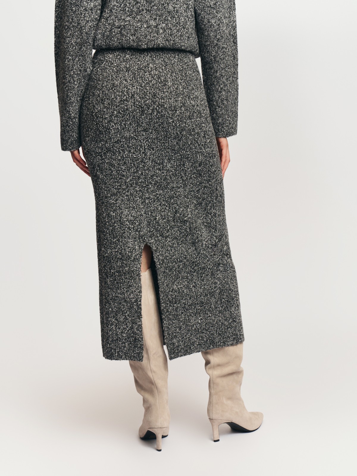 Вязаная юбка-карандаш с разрезом