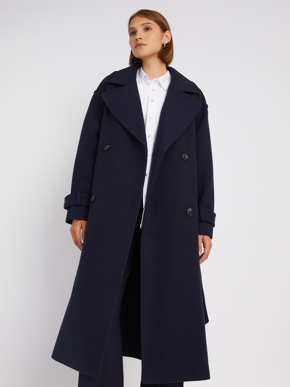 Длинное пальто-тренч без утеплителя на пуговицах с рукавами реглан и поясом
