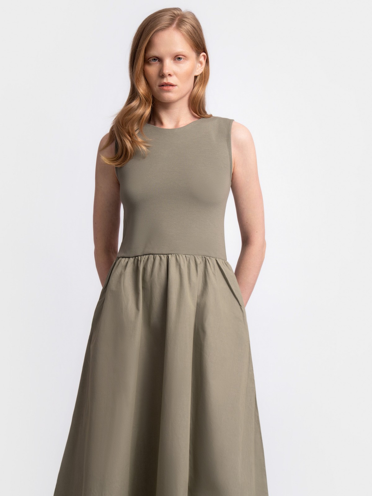 Комбинированное платье миди без рукавов