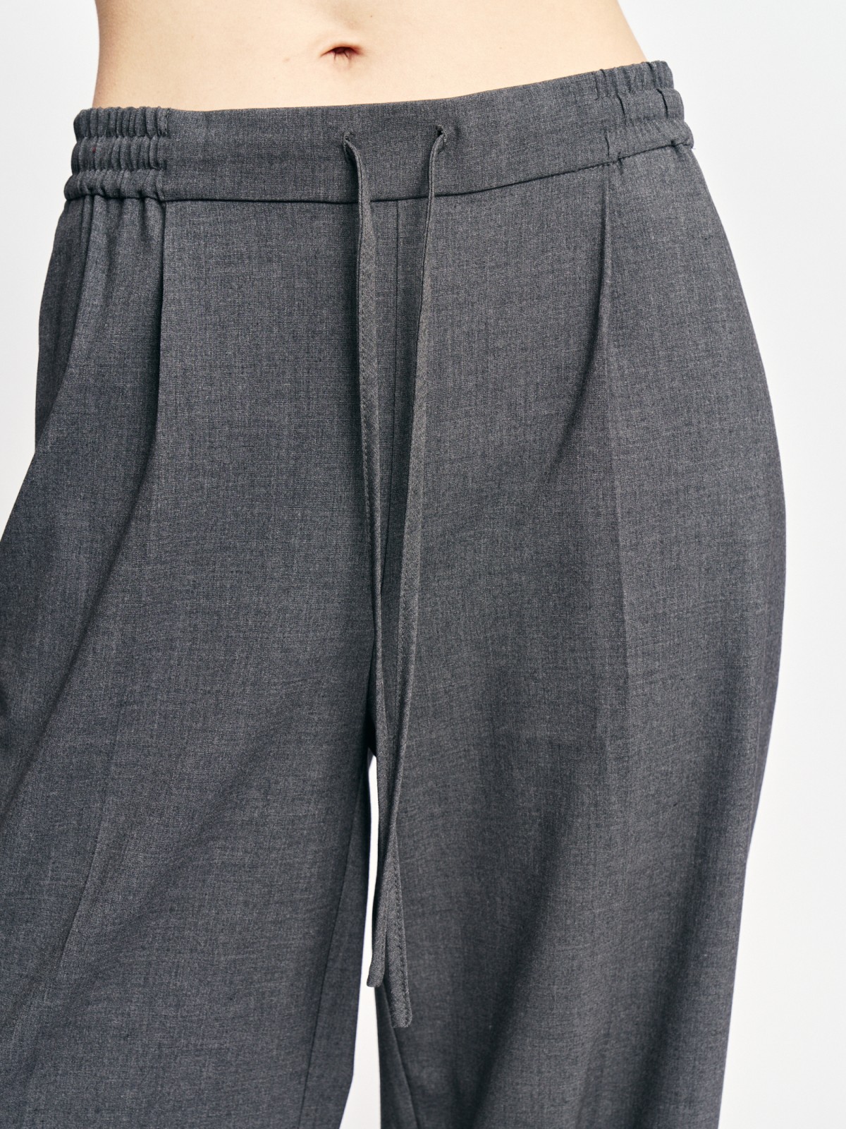 Брюки фасона Carrot на резинке со стрелками