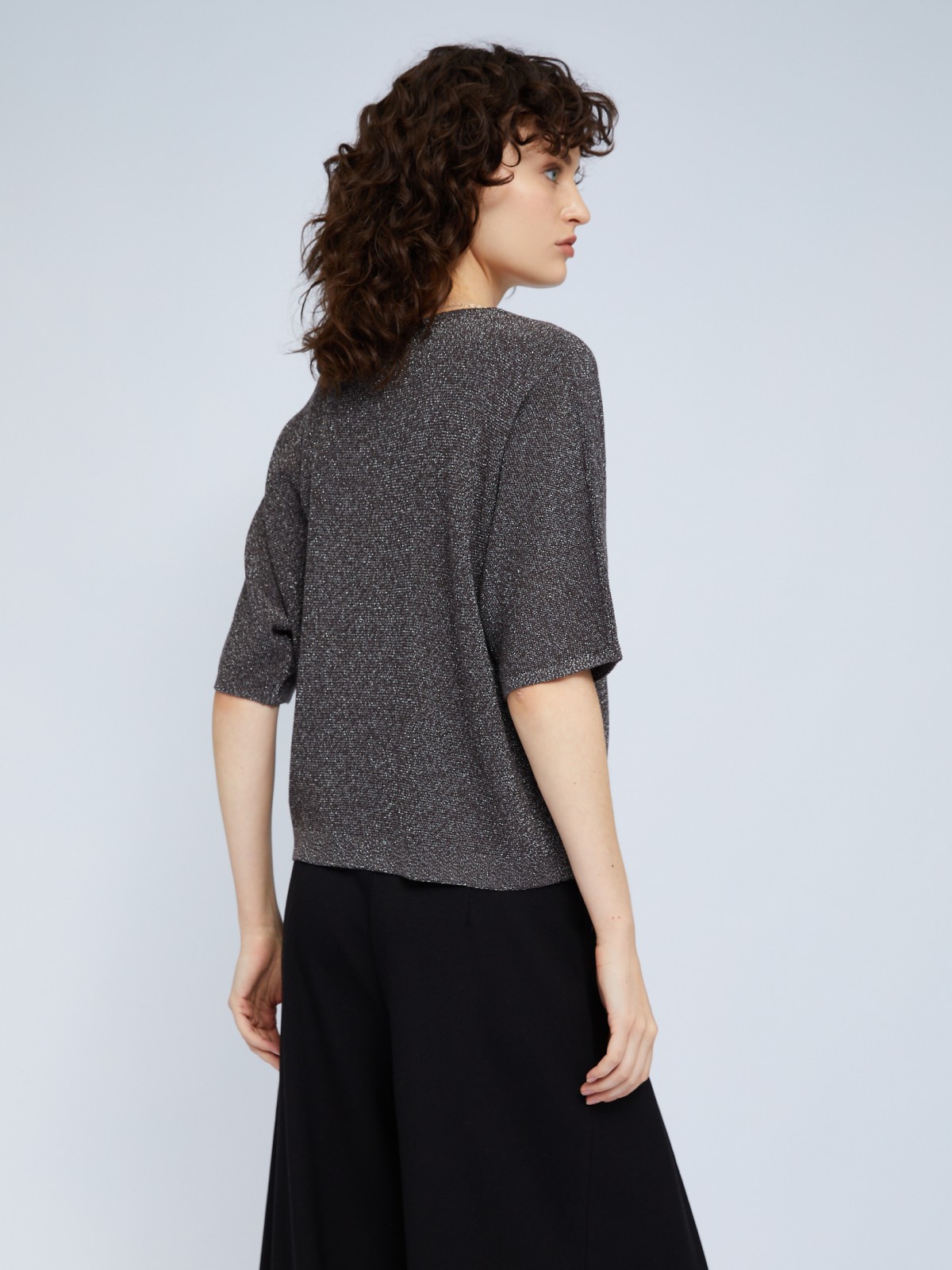 Блестящий джемпер с люрексом и декоративной подвеской