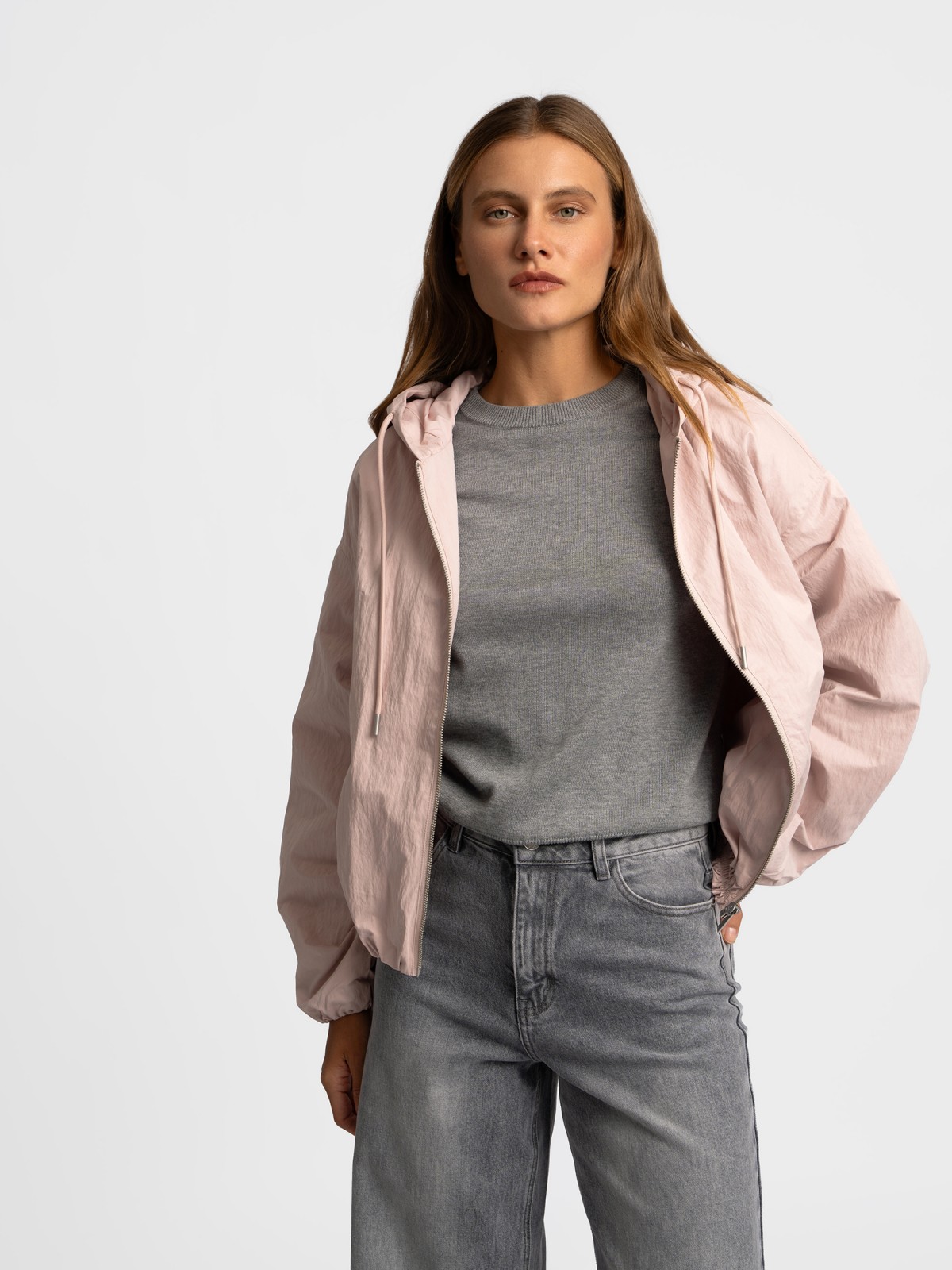 Куртка-ветровка с капюшоном без утеплителя