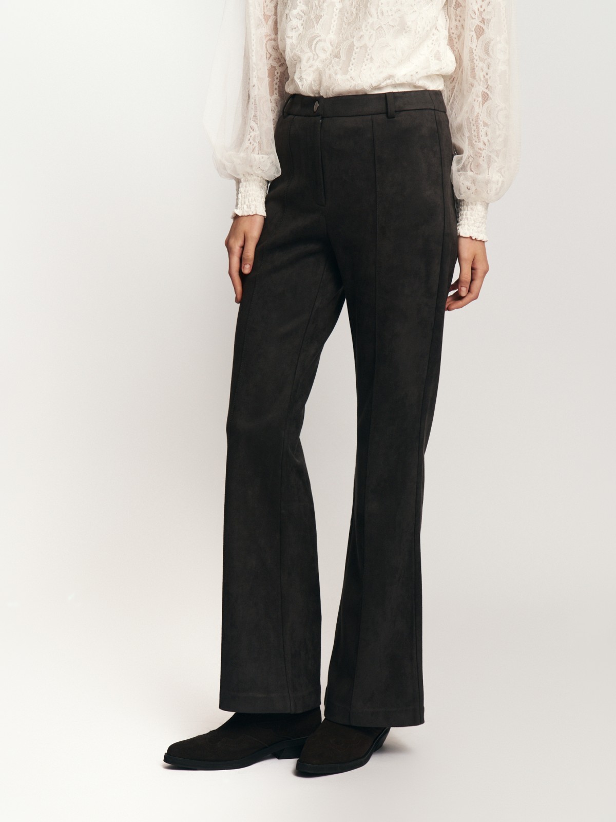 Брюки Bootcut из экозамши со стрелками