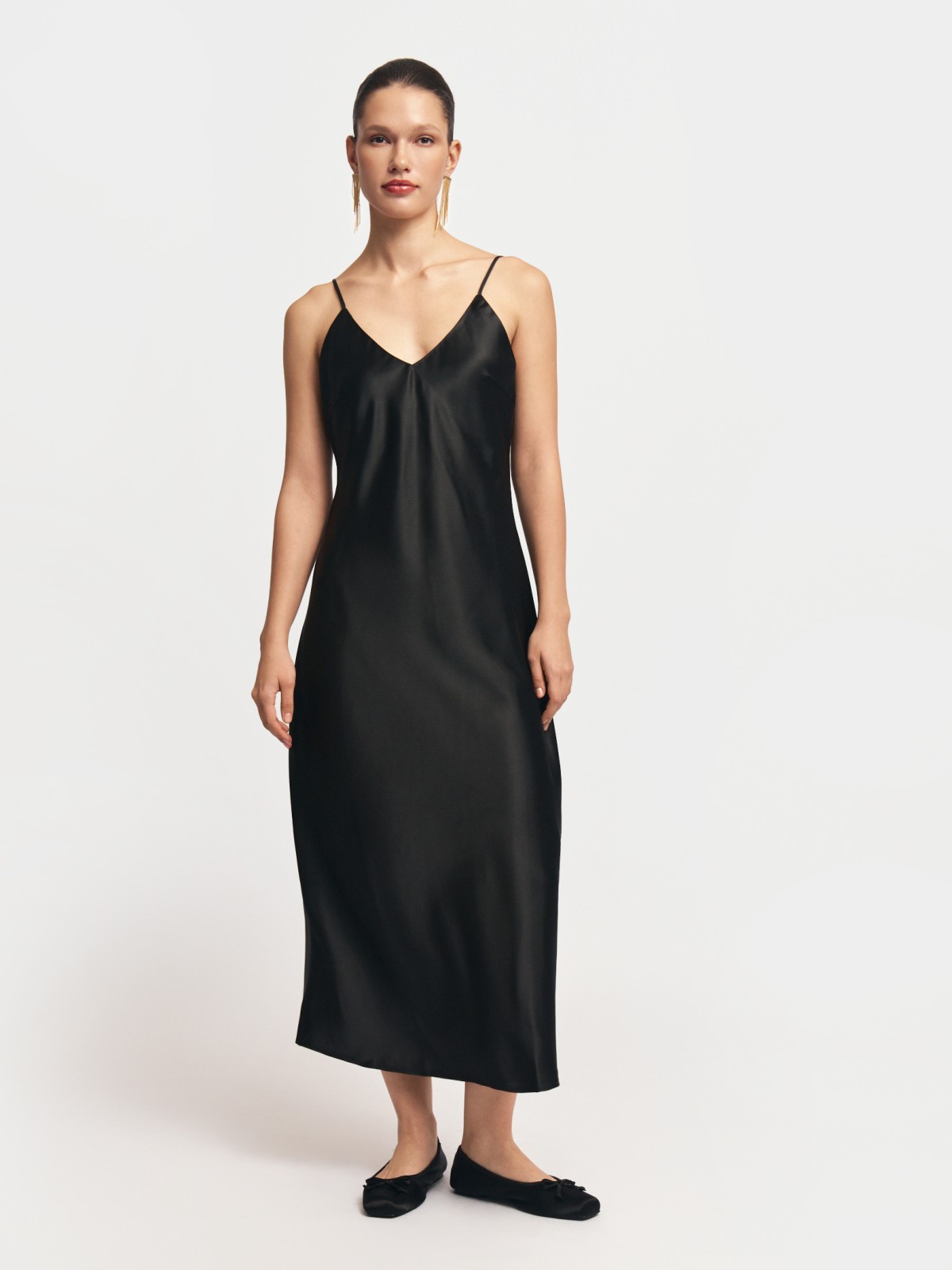 Атласное платье-комбинация миди на бретельках