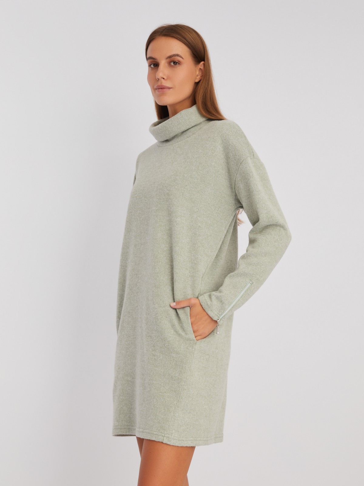 Трикотажное платье-свитер с высоким горлом и акцентом на манжетах zolla 02343819F032, цвет светло-зеленый, размер XS