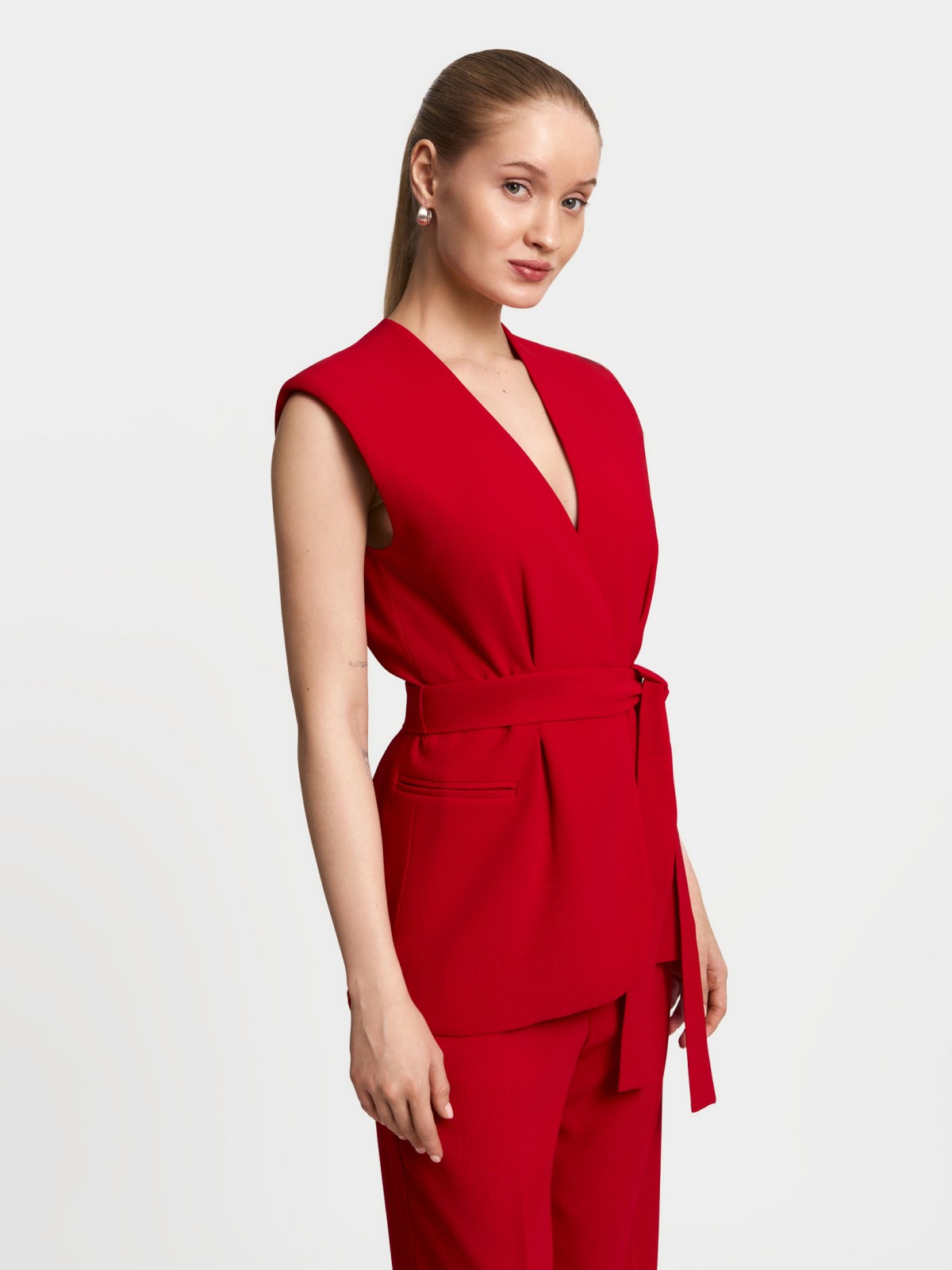 Классический удлинённый жилет с поясом