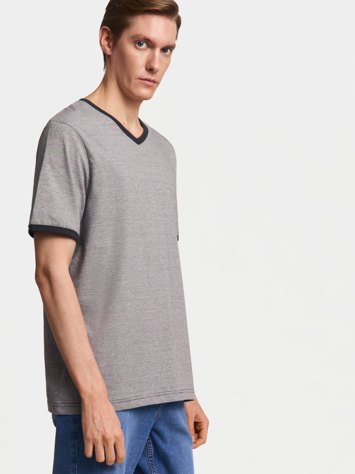 Футболка из хлопка с треугольным вырезом