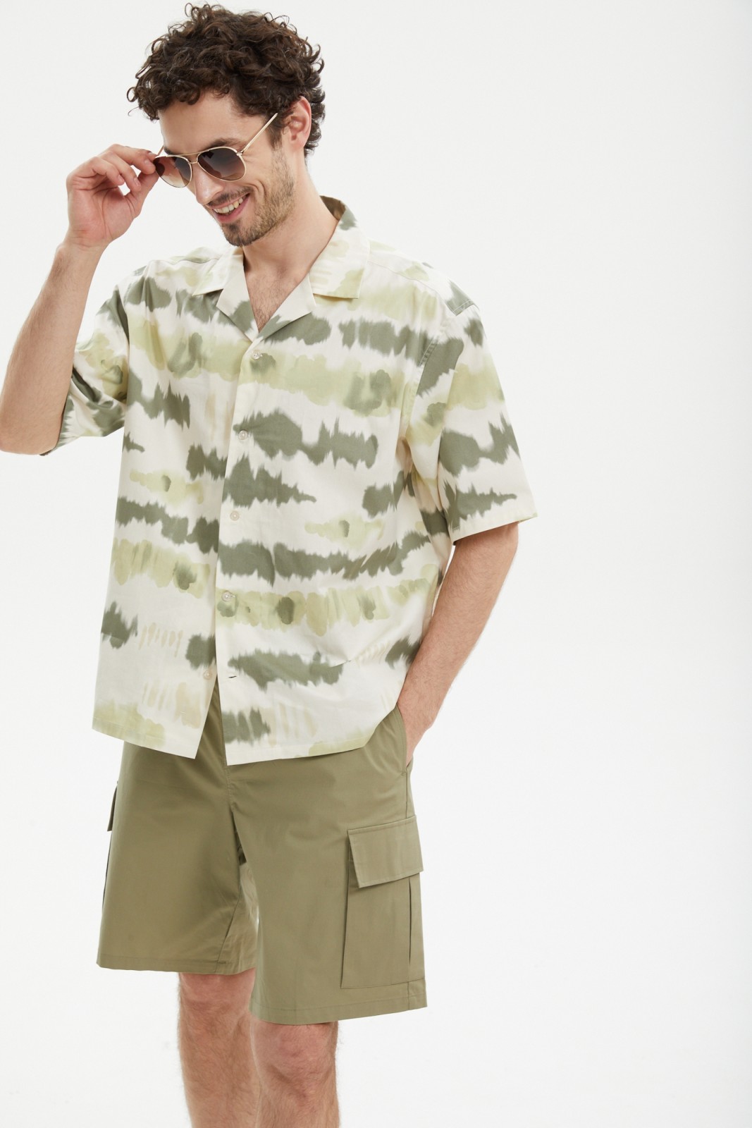 Шорты на резинке с карманами карго