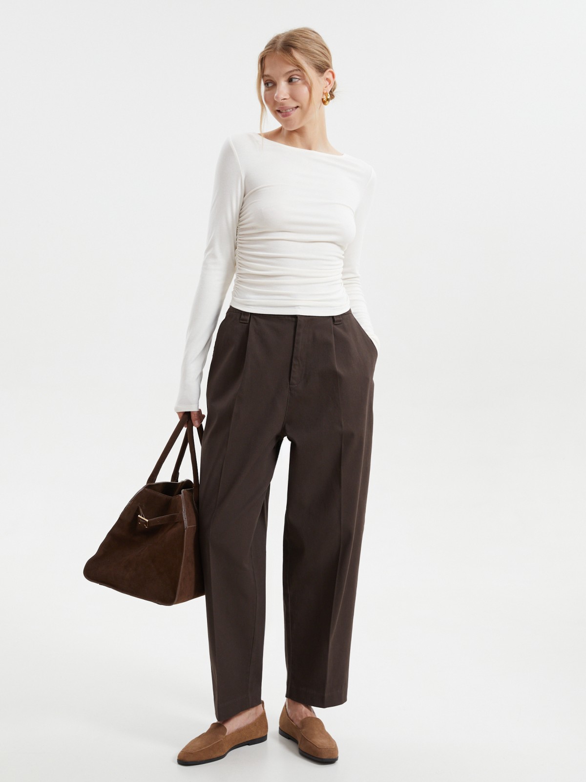 Брюки фасона Carrot на резинке со стрелками