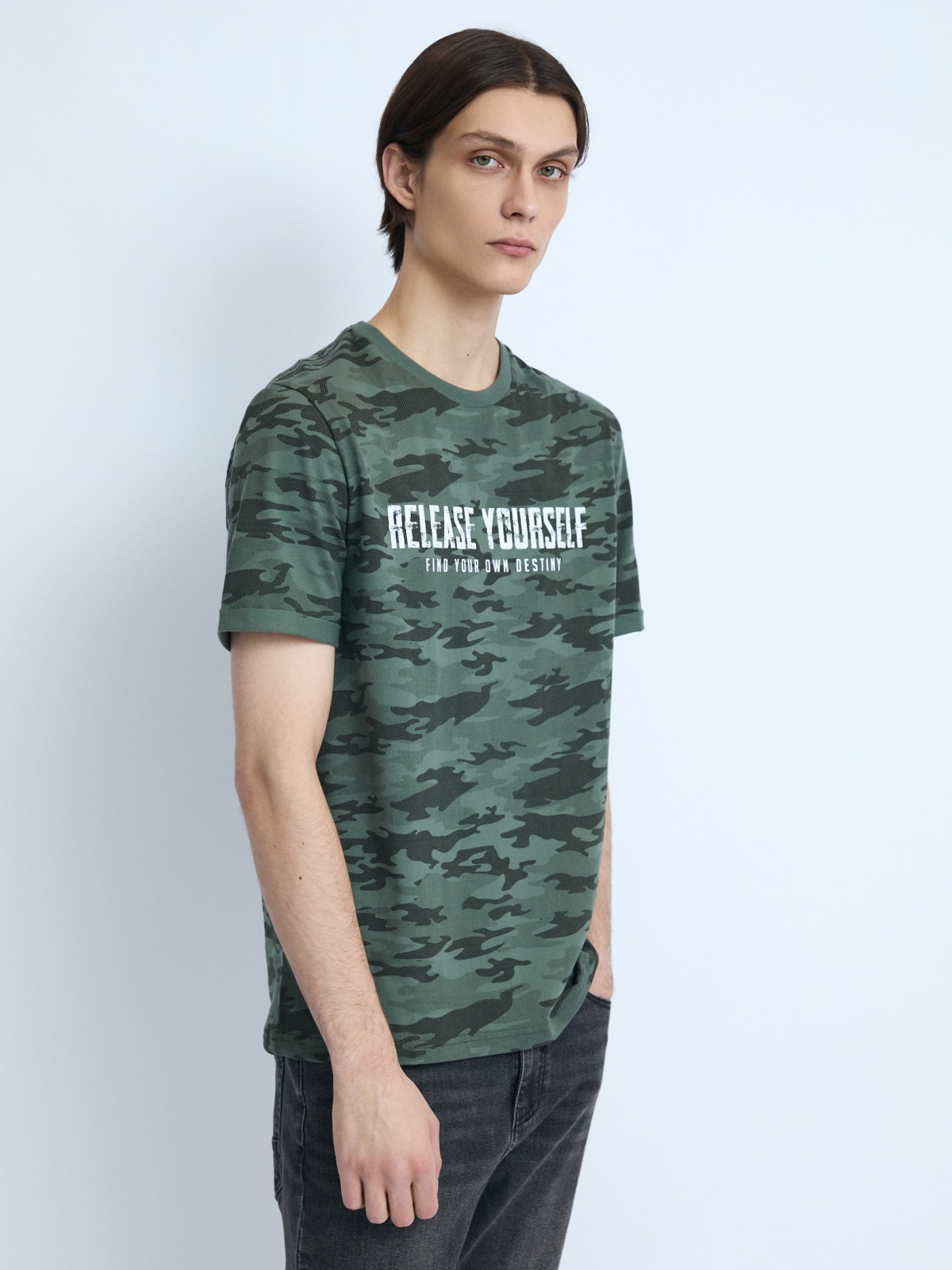 Камуфляжная футболка из хлопка с принтом-надписью