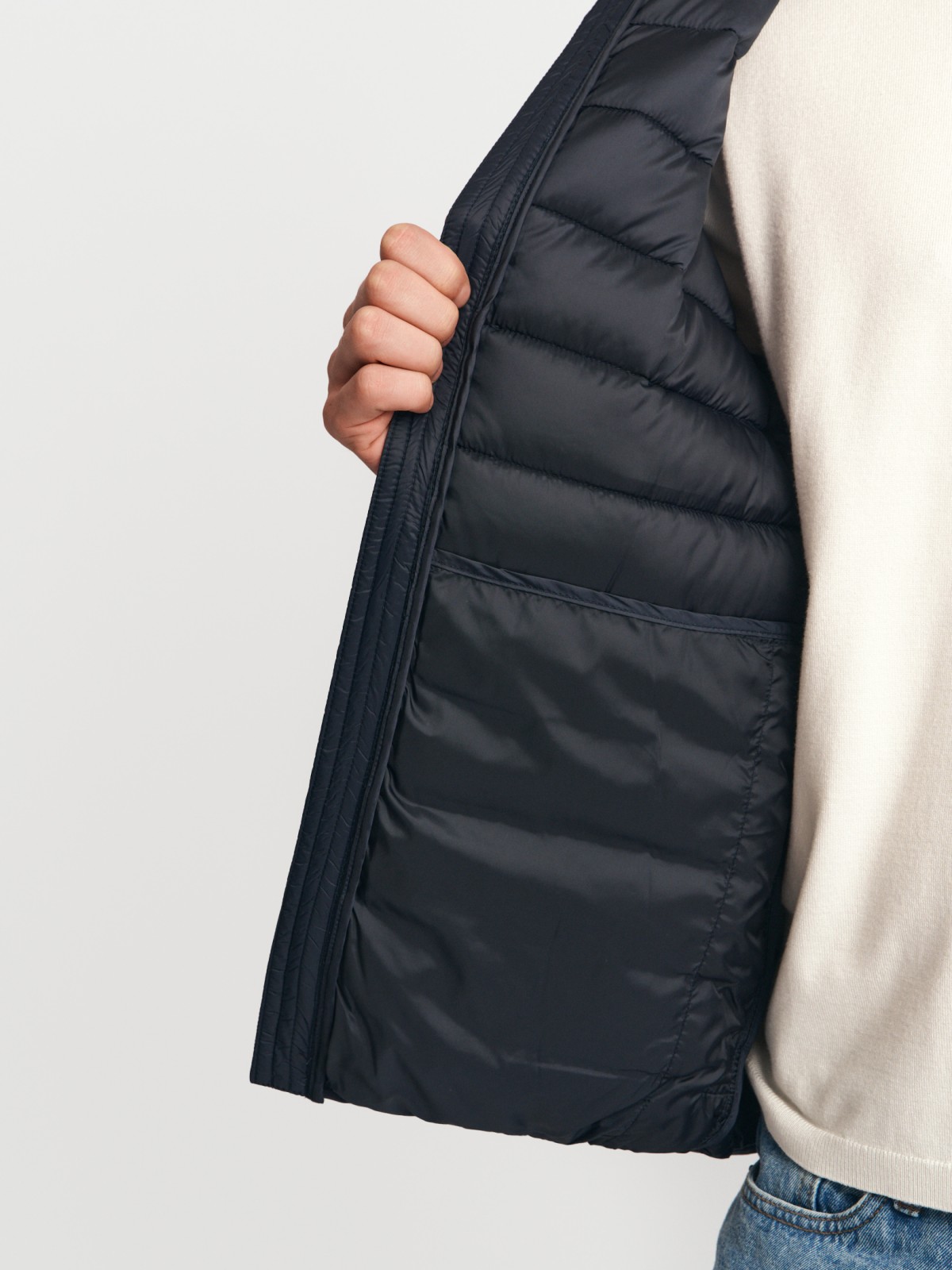 Утеплённая стёганая куртка на молнии с капюшоном