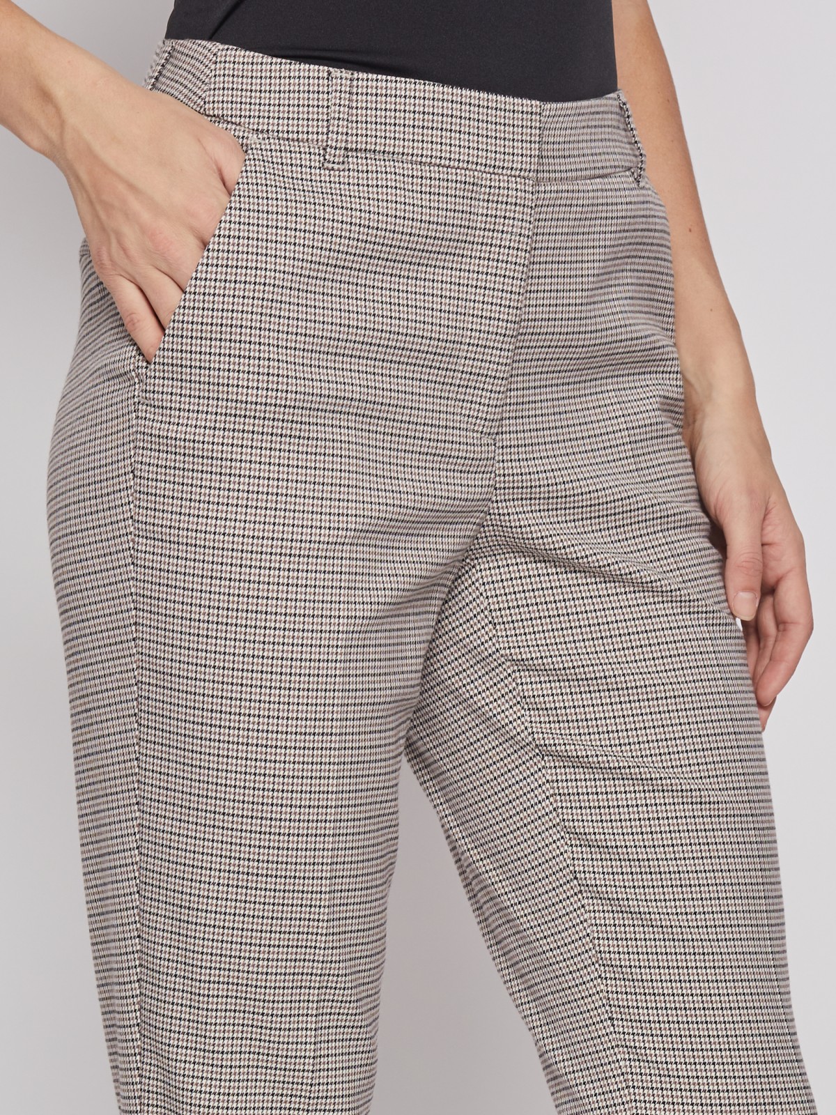 Зауженные брюки в клетку