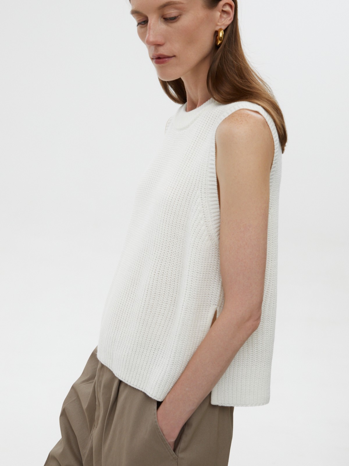 Вязаный жилет без рукавов