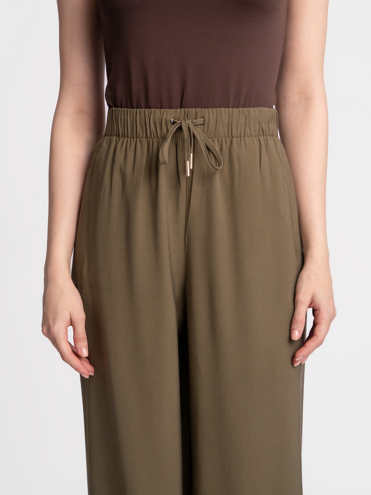 Брюки на резинке с карманами