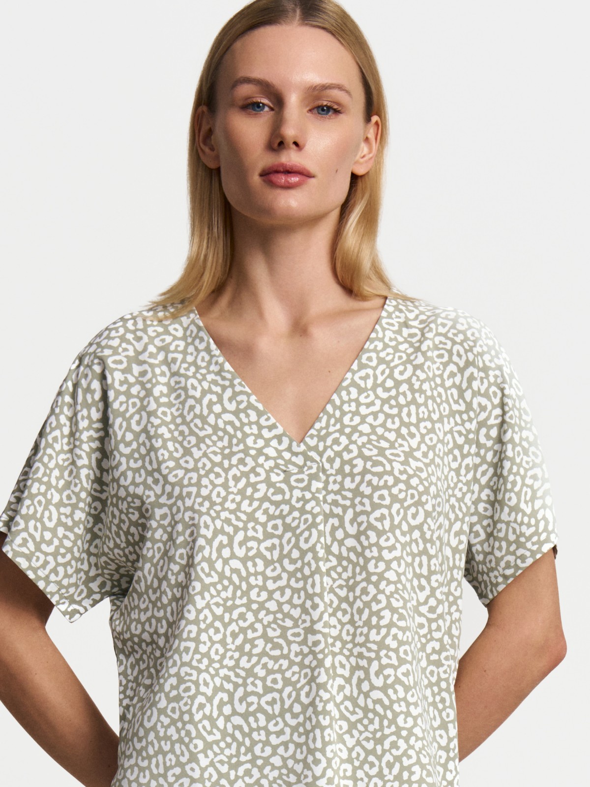 Блузка с вырезом и коротким рукавом