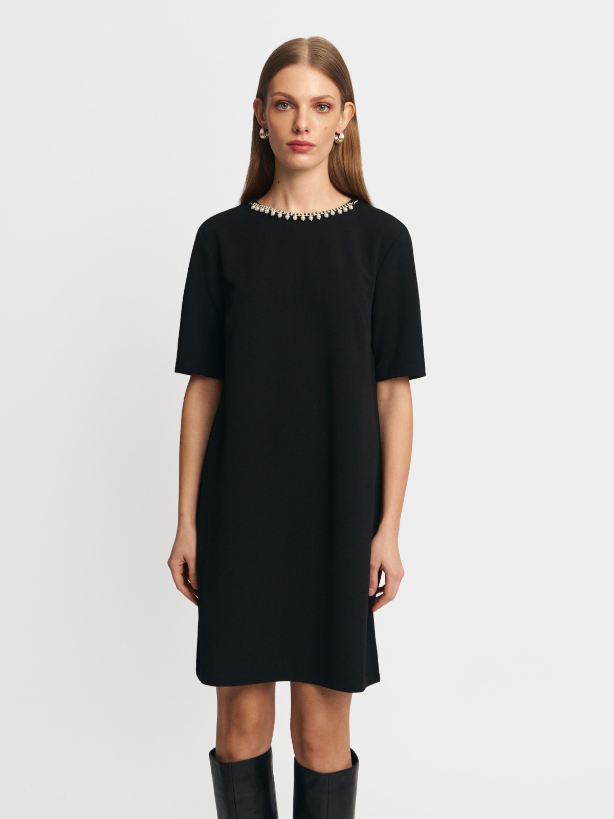 Платье мини с коротким рукавом и цепочкой