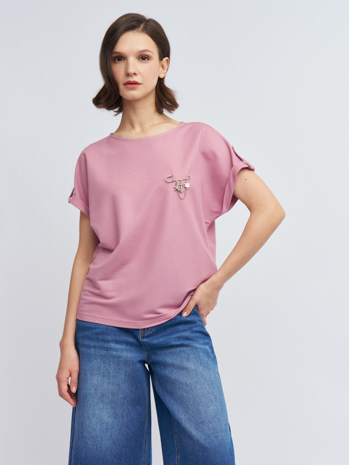 Блузка-футболка с коротким рукавом и брошью