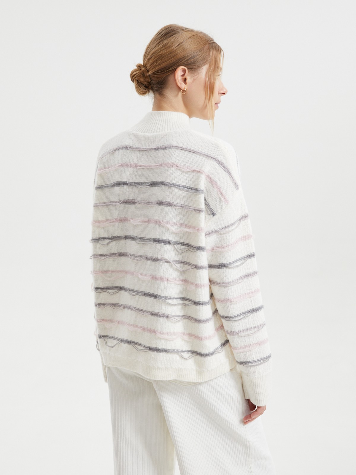 Трикотажный свитер в полоску