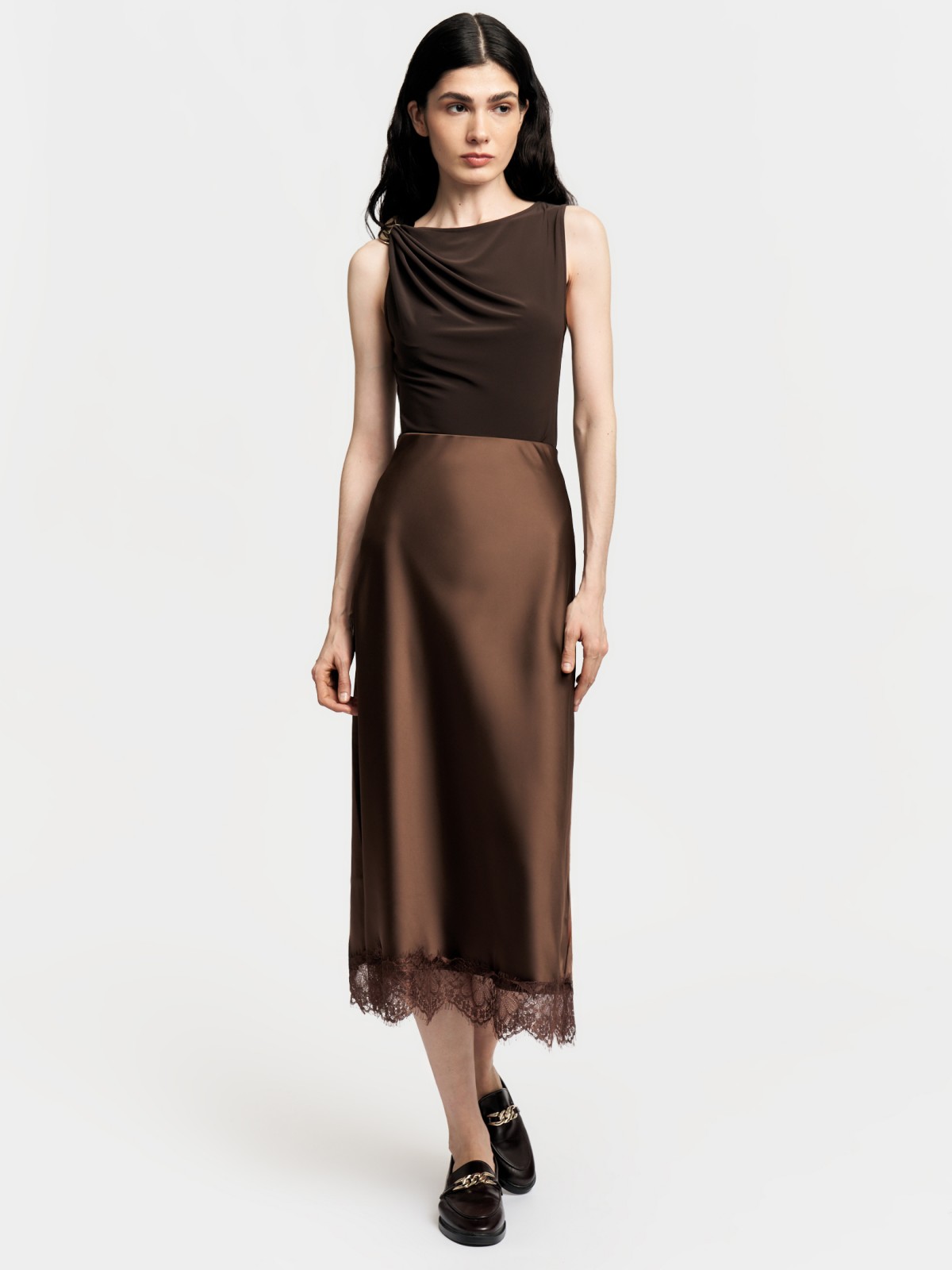 Атласная юбка миди с кружевом