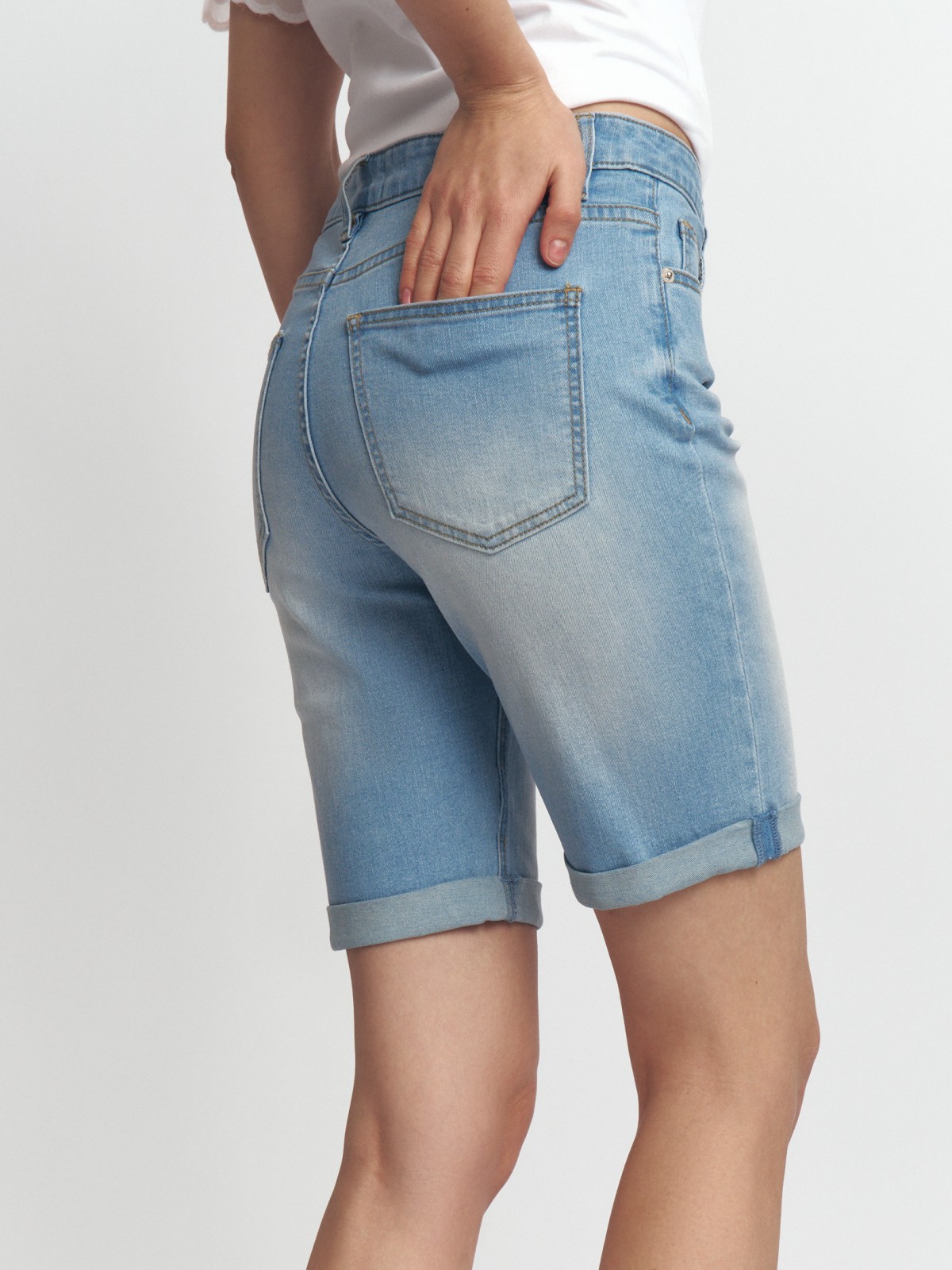 Джинсовые удлинённые шорты с отворотами