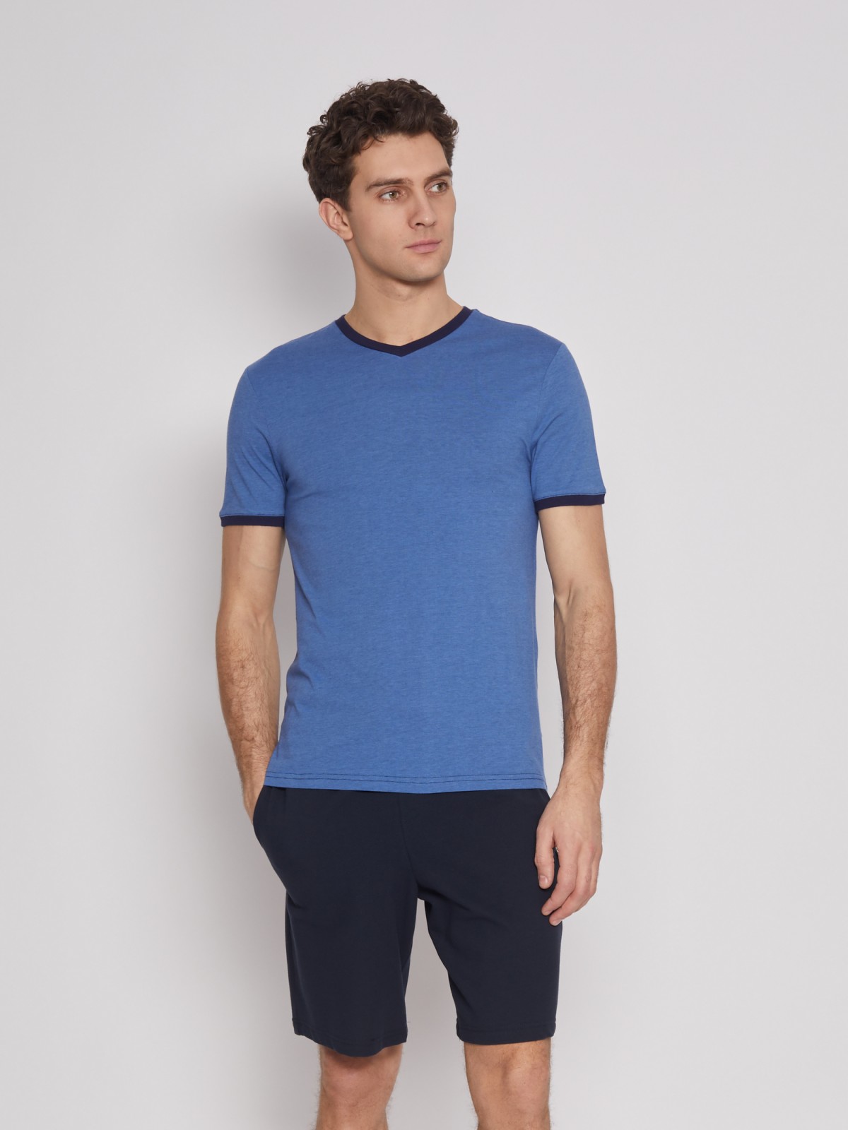 Футболка с треугольным вырезом