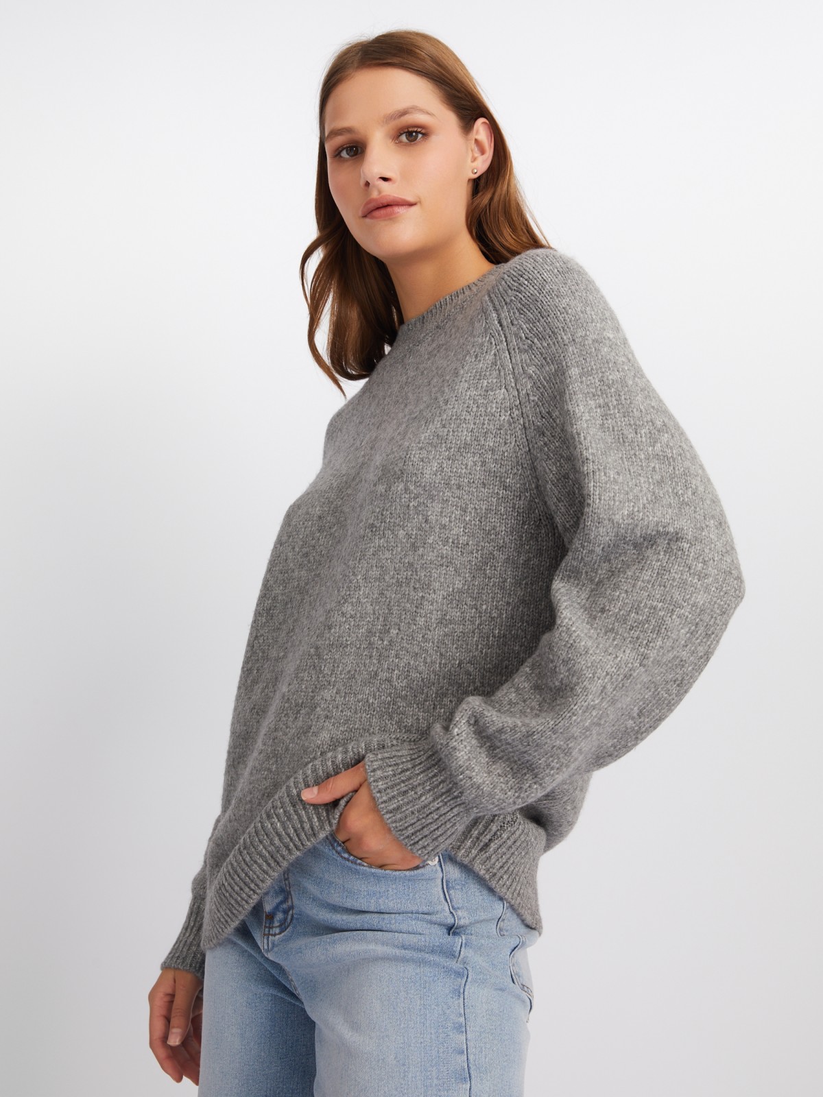 Вязаный свитер с воротником-стойкой zolla серого цвета