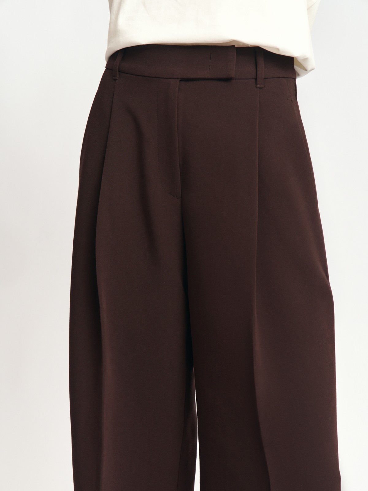 Брюки прямого силуэта с защипами