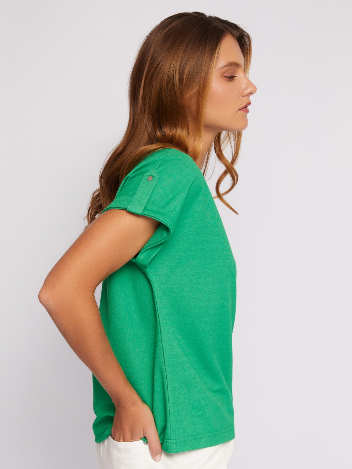 Блузка-футболка с коротким рукавом и брошью