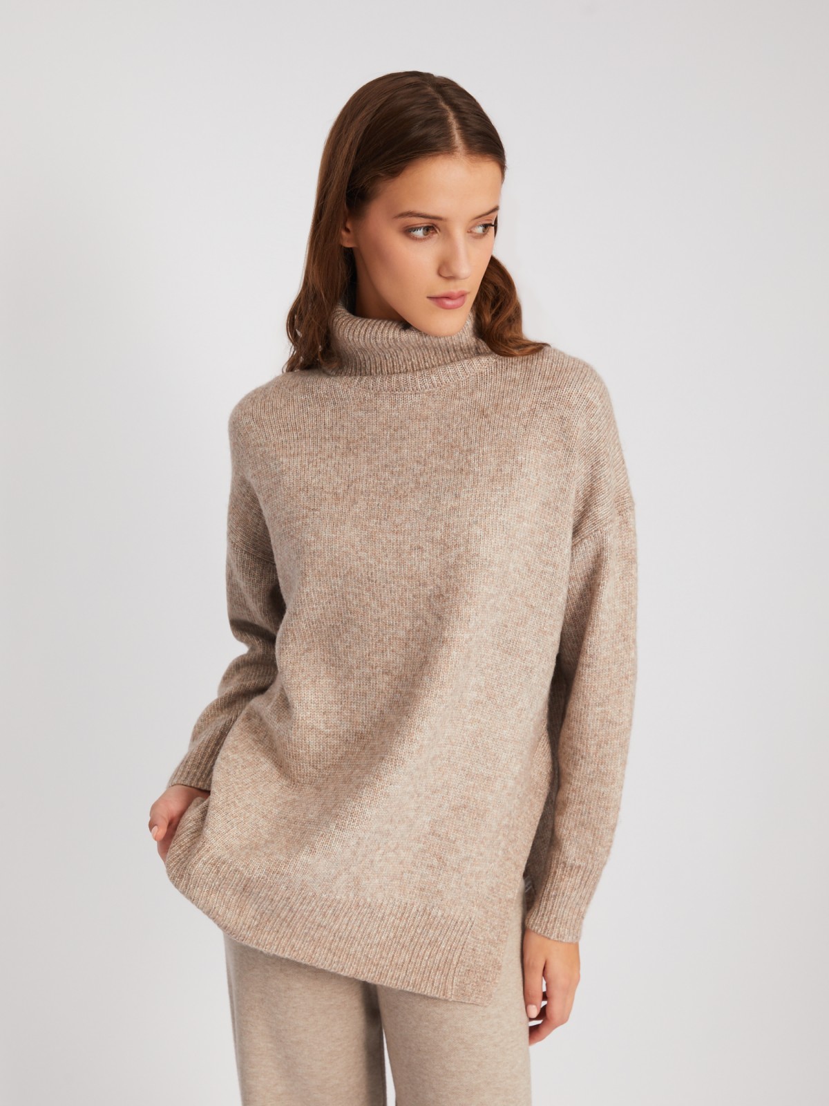 Вязаный шерстяной свитер объёмного фасона с воротником-хомутом